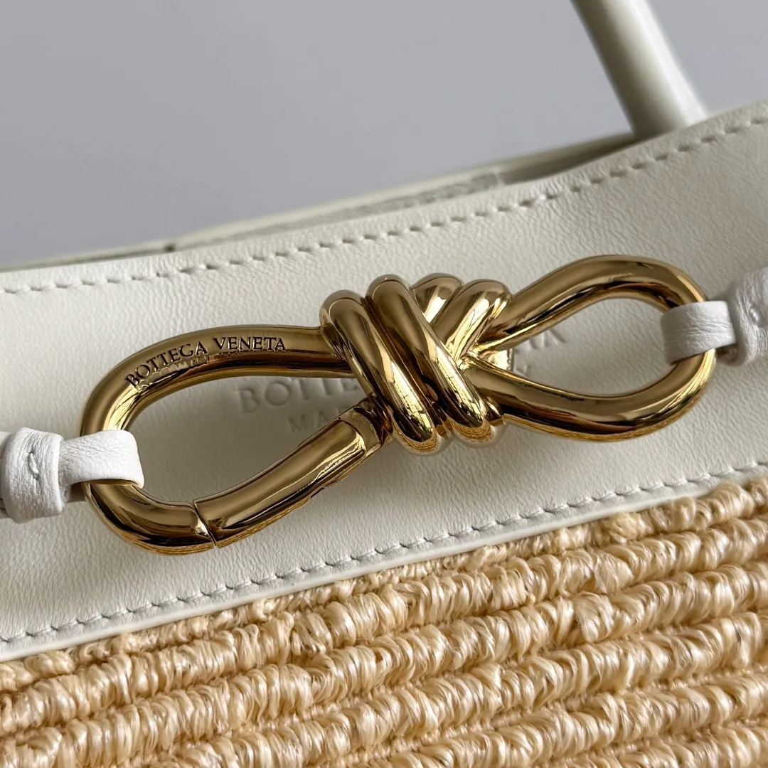 Batch 1960 Bottega Veneta's new SmallAndiamo | 🌞The best solution for summer relaxation! 🌾 Straw + leather splicing, natural materials collide with exquisite craftsmanship, and it has a sense of relaxation during the southern French holiday. It is suitable for daily commuting and weekend vacations. It is very stylish when you carry it with you. 💼 The practical capacity is amazing. It can easily store mobile phones, card holders, and powder compacts. The top opening and closing design makes it easy to access items and protects privacy. The whole is not redundant or cramped. It is a concrete interpretation of "less is more"! Unique woven texture + iconic gold buckle, low-key and high-end recognition, take it to the streets and turn heads when you put it on your back, as if you have brought lazy fashion into your life. BV’s new season aesthetics, fashionable and refined, come and take away this sense of relaxation~SmallAndiamo will become a high-end symbol in your style wardrobe that will never fade! Style number: 827478 (743568) Size: 25*20*10cm
